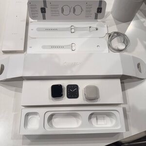 Apple Smartwatch Series 5 - Silver Case with White Band